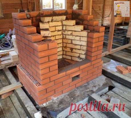 Как построить  камин своими руками 
Для того, чтобы построить печь-камин своими руками, необходимо провести правильные предварительные расчёты. Особое внимание следует уделять топке, а точнее соотношению её ширины и высоты. Рекомендуется придерживаться соотношения 2 к 3.
После этого требуется определиться с используемым материалом. Чаще всего, для самостоятельной постройки каминов используется кирпич. 
Он может быть абсолютно любого цвета, главное – высокое качество обжи...