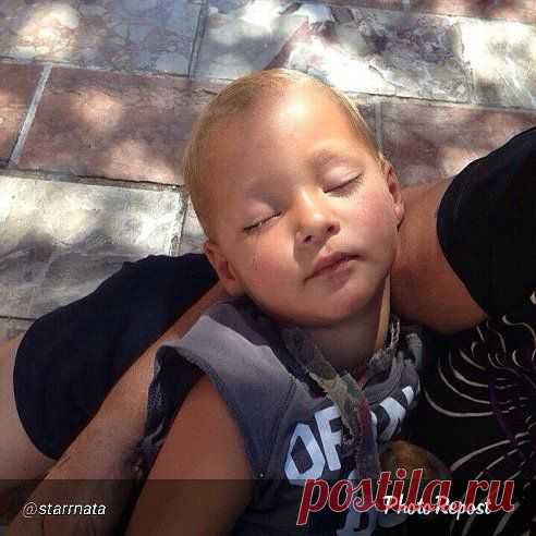 Dzerassa Kunduhova
Внимание!  Сделайте, пожалуйста,  перепост.  
В Греции на руках у цыганки в Г. НАФПЛИОН был ребенок. Внешность славянская. Ребенок, как обычно у цыган, спал Неестественным сном, под влиянием наркотических веществ. За деньги удалось сфотографировать ребенка. Затем один из хозяев ресторана неподалеку что-то сказал цыганке и она исчезла.  Люди не оставайтесь равнодушными.Возможно мать этого ребенка сходит с ума в поисках своего ребенка.Давайте будем делат перепост.