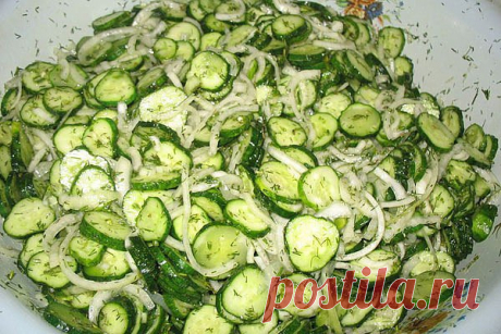 Девочки, кто пробовал этот салатик???

А КАКОЙ ЗАПАХ!!!! А ВКУС!!! ДЛЯ ЛЮБИТЕЛЕЙ ПОХРУСТЕТЬ ЗИМОЙ СВЕЖИМИ ОВОЩАМИ

Девочки, кто не пробовал такой салат - многое потеряли))) Супер заготовка на зиму. Рекомендую попробовать!!!
Салат "Сырой" из огурцов на зиму - чесночные свежие хрустящие огурчики!


Салат их хрустящих кусочков огурцов, сладкого лука, пикантного остренького чеснока, замаринованные в небольшом количестве уксуса и совсем без тепловой обработки. Консервантом в эт...