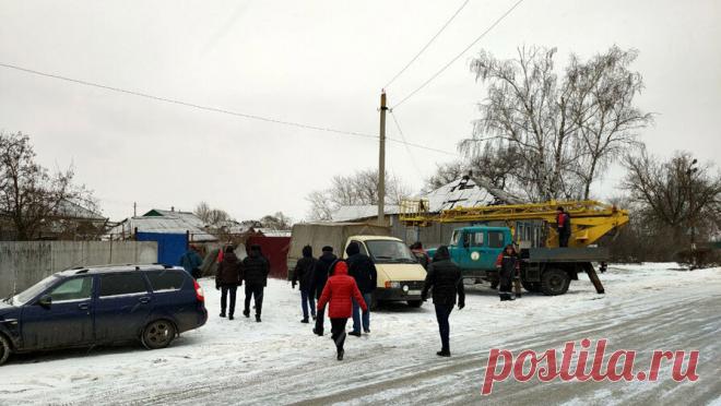 В поселке под Воронежем ввели режим ЧС после падения боеприпаса. Режим ЧС регионального масштаба ввели в поселке Петропавловка Воронежской области после падения боеприпаса. Об этом в своем Telegram-канале сообщил глава региона Александр Гусев. "В населенном пункте завершают обследование ...