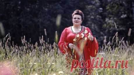 Светлая память золотому голосу России! 
Сегодня, 10 июня, исполняется 89 лет со дня рождения народной артистке СССР Людмилы Зыкиной. 
Яркий пример, когда «народная артистка Советского Союза» – не звание, а констатация факта.   Шесть миллионов экземпляров пластинок – это не просто успех, это любовь.    Зыкина стала не первой среди равных – единственной, в чьем творчестве произошло абсолютное совпадение репертуара, облика и интонации.
Ее голос будет звучать всегда.   Настоль...