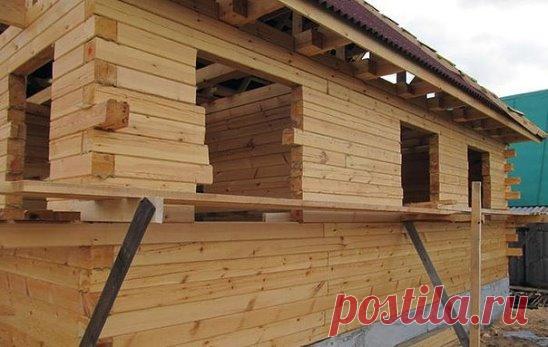 Как правильно утеплить стены брусового дома: изнутри или снаружи?
Дома из бруса могут довольно неплохо переносить продолжительные холода вплоть до 40 градусов ниже ноля. Если такие дома оборудованы системой отопления, то их хозяева практически не ощущают, что за пределами их жилья установились морозы. Но вот если такой системы в доме нет и дополнительный обогрев помещения проводится отдельными электрическими обогревателями, то особенно сильные морозы могут сказываться и температура в доме может