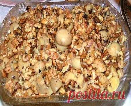 Грибной салат с сыром и чесночным соусом Ореховая сказка рецепт с фото - 1000.menu