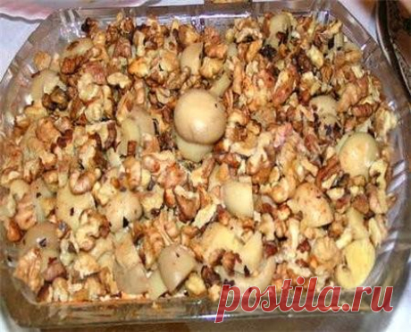 Грибной салат с сыром и чесночным соусом Ореховая сказка рецепт с фото - 1000.menu