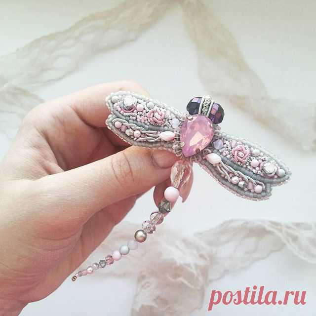 Здравствуйте! ) А я Вам в ленту нежность принесла!)) 💗🍨🍥🏵🌸🦄 Кому не хватает?  Заряжайтесь, дорогие😘💗
.
Стрекозка улетает в Новгородскую область, нам остается фото и видео (листаем галерею 😌)
.
Нраааавится мне эта стрекозюлька 😍 А вам?
.
#брошьизбисера #брошьстрекоза #японскийбисер #украшенияручнойработы #брошьручнойработы #сваровски #насекомые #розовый #серый #нежность #умиротворение #дизайнукрашений #авторскаяработа #авторскиеукрашения #дизайнерскиеукрашения #брошь