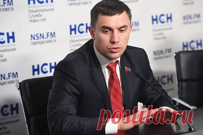 В Верховной Раде предложили дать депутату КПРФ гражданство Украины. Позиция депутата Саратовской областной думы от КПРФ Николая Бондаренко, выступившего за возврат Крыма Украине, является вызовом официальному курсу Кремля, что создает для Киева хорошие перспективы. Об этом заявил депутат Верховной Рады от группы «Доверие» Сергей Шахов. Он также предложил дать Бондаренко убежище.