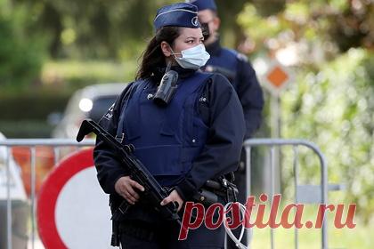 В Бельгии 13 человек обвинили в создании террористической группировки. По данным Федеральной прокуратуры, в ходе спецоперации правоохранительных органов Бельгии в Антверпене 13 человек были арестованы по обвинению в участии в террористической группировке. Задержанных обвинили в создании группировки в рамках джихадистского движения салафитов.