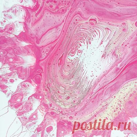 Гипнотический акрил 🔮 В последние годы техника рисования жидким акрилом или флюид-арт невероятно популярна. Завораживает как процесс, так и результат. У нас вышла одноименная книга, которая раскрывает все тонкости и секреты этого вида рисования. Какой нужен акрил, как применять горелку и силиконовое масло, как создавать эффекты, выбирать холсты и многое другое. Книга «Флюид-арт» на нашем сайте ➠ mif.to/fart