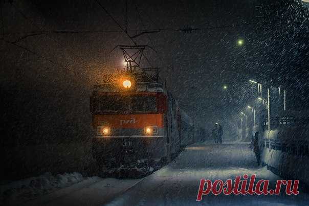 Фирменный поезд «Арктика» отправляется из Мурманска. Автор фото — Виталий Новиков: Добрых снов!