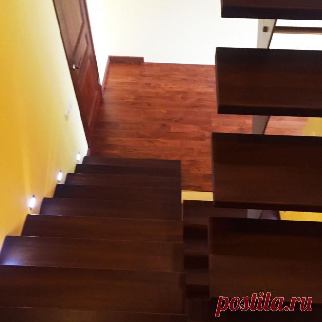 Металлическая лестница облицованная деревом