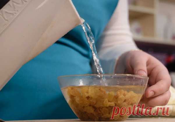 ЗАМОЧИТЕ НА 15 МИНУТ В ТЕПЛОЙ ВОДЕ 150 ГРАММ ИЗЮМА И ВЫ СМОЖЕТЕ «МЯГКО» ПОЧИСТИТЬ ПЕЧЕНЬ. ЗАПИСЫВАЙТЕ РЕЦЕПТ! — Домашние заботы