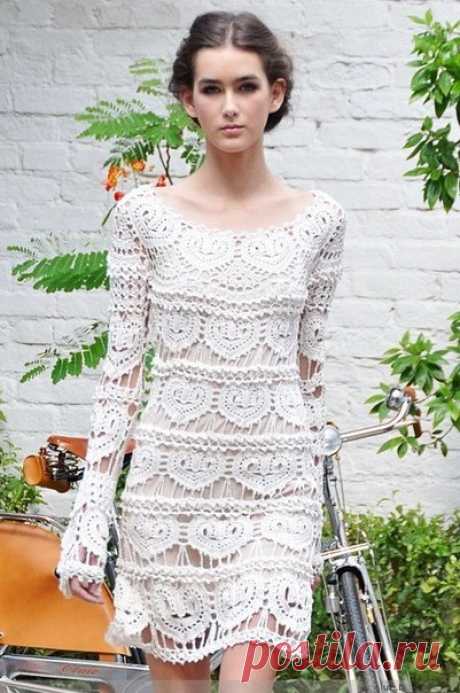 Платье известного дизайнера из Бразилии Ванессы Монторо. Её платья отличаются необычным дизайном и кружевным рисунком. Платья дизайнера напоминают винтажный стиль, очень часто они выполнены из натурального шелка. / Историческая справка