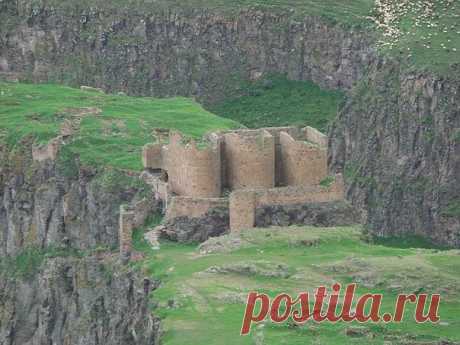 Средневековая Армянская крепость - МАГАСАБЕРД
Когда столица Армении Багратидами была перенесена в Ани,то в стране начались постройки и укрепление крепостей.Этим самым цари укрепляли подступы к столице.
Вокруг Ани стратегическое значение приобретали Карсская крепость и Артагерс с запада, Тигнис и Магасаберд с севера, крепости Гарни, Бджни и Амберд с юга и востока.