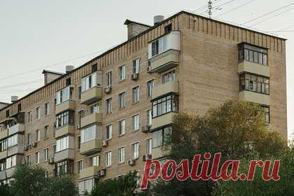Названы риски при покупке жилья в рассрочку. При приобретении нового жилья в рассрочку покупатель рискует не вернуть свои деньги в случае проблем со стороны застройщика. Если квартиры куплена с помощью ипотеки, расчеты происходят через счета эскроу, а при покупке первичного жилья в рассрочку будущий собственник заключает прямой договор с застройщиком.