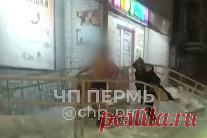 В России издевавшихся над сверстником в одних трусах подростков сняли на видео. В Перми группа подростков издевалась над сверстником и попала на видео. На кадрах видно, что один из них пинает мальчика, который по неизвестной причине бежит от преследователей в одних трусах по заснеженной улице. В полиции начали проверку по факту издевательств над ребенком.