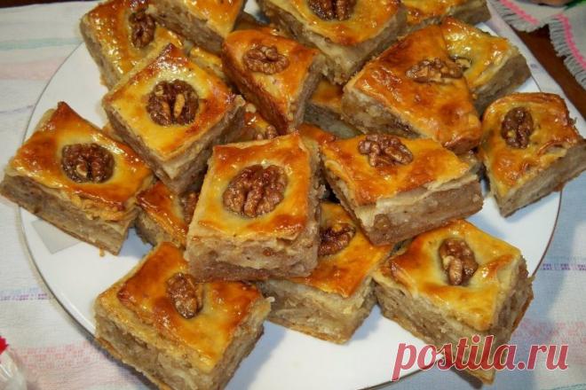 Пахлава из слоеного теста
Предлагаем домашний рецепт медовой пахлавы из готового слоеного теста с сухофруктами.

Ингредиенты
1 упаковка слоеного теста
2 стакана кураги
1 стакан изюма без косточек
0,5 стакана дробленых ядер грецкого ореха + орехи для украшения
1-1,5 стакана сахара
4 ст. л. меда
50 гр. сливочного масла
яйцо
0, 5 стакана воды
Как готовить:
1. Слоеное бездрожжевое тесто разморозьте при комнатной температуре и каждый лист разрежьте на 2 половины.

2. Для начинк...