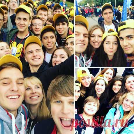 Очень очень очень много непонятных людей в желтых кепках😱😱😱 #кураторы #ялюблюмтуси #мсц #парадстудентов