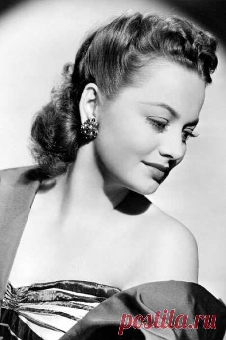 Дама Оливия Мэри де Хэвилленд (англ. Olivia Mary de Havilland; род. 1 июля 1916) — англо-американская актриса, одна из самых популярных и востребованных голливудских актрис 1930-х и 1940-х годов, обладательница двух «Оскаров» за лучшую женскую роль (1947, 1950). Наиболее известна ролями в фильмах «Приключения Робин Гуда» (1938), «Унесённые ветром» (1939), «Наследница» (1949) и «Тише, тише, милая Шарлотта» (1964). Одна из последних ныне живущих актрис «золотой эры» голливудского кинематографа.