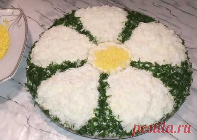 Салат «Ромашка» с печенью и шампиньонами
