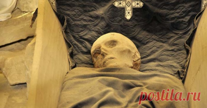 Что происходит с телом в гробу после погребения