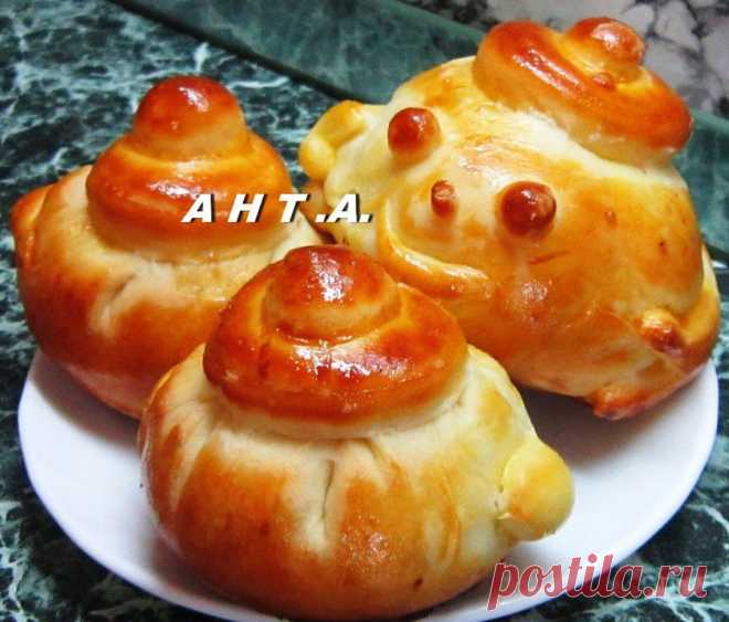 МЯСНОЙ ГОРШОЧЕК - чудные пирожки !!! **Опара: тепл/молоко 1ст+дрожжи 1уп+сахар 1с/л+мука 1с/л, стоять до пенки. *Тесто: мука 4-5ст +яйцо 3шт +раст/масло 50г +сахар 50г +соль, накрыть, и в тепло. Поднимется в 2раза, вымешивать. *Формируем: раскатаем, вырежем кружочки большой чашкой. На середину- 1с/л мясной начинки, собрать мешочком, сверху шляпку, сбоку ручки и т.д. *На противень, смазать яйцом, дать подняться! *Выпекать при 180.  *Удивляйте близких !!!