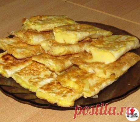 Лаваш с сыром в яйце. Завтрак за 5 минут.
Ингредиенты:
Тонкий армянский лаваш
Сыр (твердых сортов)
Яйцо
Соль, специи - по вкусу
Растительное масло (для жарки)
Готовим:
1. Лаваш порезать на поперечные полоски.
2. Сыр нарезать ломтиками не шире ленточек лаваша, так, чтобы примерно дважды обернуть его.
3. Яйца взбить вилкой, немного посолить (можно добавить щепотку любимых специй).
4. Каждый ломтик сыра обернуть полоской лаваша, окунуть в яйцо и обжарить по 3-5 минут с двух с...