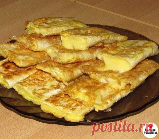 Лаваш с сыром в яйце. Завтрак за 5 минут.
Ингредиенты:
Тонкий армянский лаваш
Сыр (твердых сортов)
Яйцо
Соль, специи - по вкусу
Растительное масло (для жарки)
Готовим:
1. Лаваш порезать на поперечные полоски.
2. Сыр нарезать ломтиками не шире ленточек лаваша, так, чтобы примерно дважды обернуть его.
3. Яйца взбить вилкой, немного посолить (можно добавить щепотку любимых специй).
4. Каждый ломтик сыра обернуть полоской лаваша, окунуть в яйцо и обжарить по 3-5 минут с двух с...