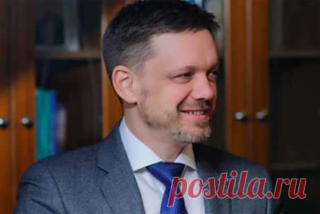 Глава госбанка Украины получил ночной домашний арест за нападение на журналистов. Голосеевский районный суд Киева назначил ночной домашний арест главе правления государственного Укрэксимбанка Евгению Мецгеру после нападения на журналистов в его кабинете. Аналогичная мера пресечения избрана директору департамента информационной политики госбанка Владимиру Пикалову.