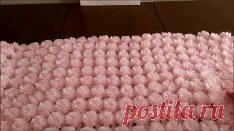 Легкое, мягкое, пушистое одеяло без шитья и вязания - Домоводство - медиаплатформа МирТесен Удивительное по-красоте практичное детское одеяльце легко сделать самостоятельно. Легкое, мягкое, пушистое изделие по теплоте может быть разным. И все потому, что выбор ниток — дело индивидуальное. Глядя на ажур с миниатюрными помпонами, со стороны сложно догадаться, что вязать или шить в этом