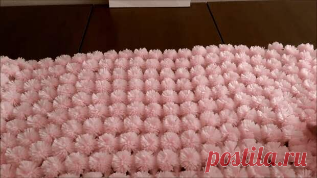 Легкое, мягкое, пушистое одеяло без шитья и вязания - Домоводство - медиаплатформа МирТесен Удивительное по-красоте практичное детское одеяльце легко сделать самостоятельно. Легкое, мягкое, пушистое изделие по теплоте может быть разным. И все потому, что выбор ниток — дело индивидуальное. Глядя на ажур с миниатюрными помпонами, со стороны сложно догадаться, что вязать или шить в этом