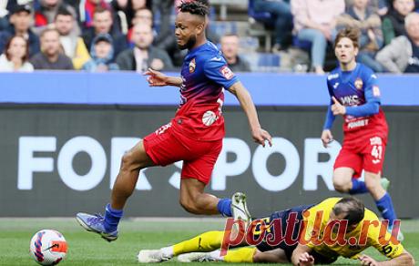 В ЦСКА объяснили, почему не выплатили &quot;Херенвену&quot; средства за трансфер футболиста Эджуке. Московский клуб обратился в &quot;Вест Хэм&quot; с просьбой перевести часть средств, которые англичане должны за переход Николы Влашича, &quot;Херенвену&quot;