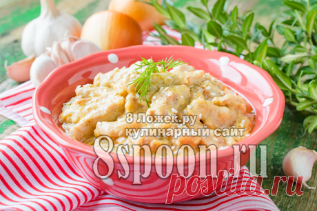 Мясо свинины в сливочном соусе на сковороде.