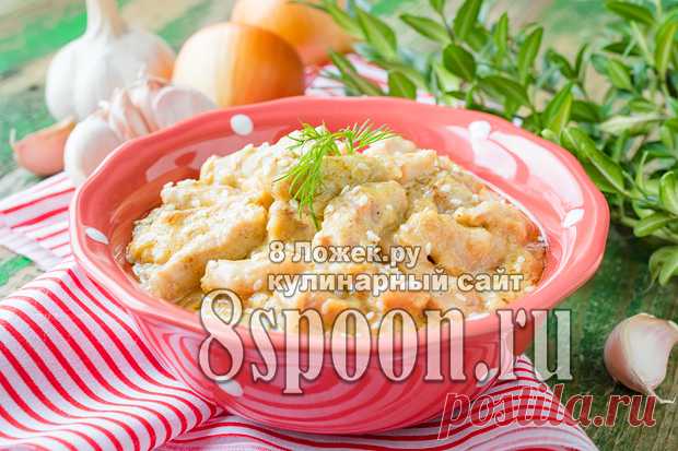 Мясо свинины в сливочном соусе на сковороде.