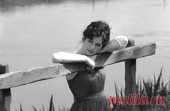 Швырнули речке в ДУШУ камень. Швырнули просто , не со зла. По глади утренней кругами ОБИДА тихая пошла. Но всё минуло в одночасье и в предвечерней тишине круги дрожащие угасли , но камень... КАМЕНЬ - то на ДНЕ ....