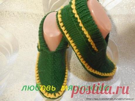Тапочки-мокасины спицами от Любови Мясниковой 

Пряжа ALIZE lanagold 49% -шерсть. 51% - акрил в 100гр. - 240м. 
р. 40. спицы № 3 ,начинаем вязание с подошвы 

Делаем выкройку своей ступни ( на бумаге обводим ступню карандашом и по контуру вырезаем ). Проводим линии по самой широкой части пятки и мыска - на этой выкройке 2 вертикальные синие линии. Проводим линию от самой выступающей части мыска до самой выступающей точки пятки. Между 2 вертикальными линиями я выделила отре...