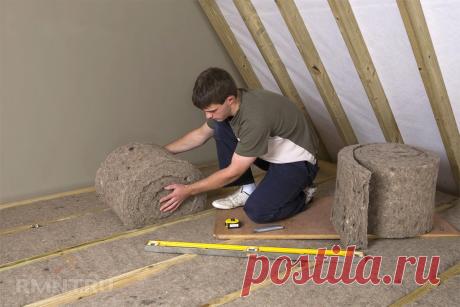 Утепление чердачного перекрытия по деревянным балкам Значительная часть потерь тепла в холодное время года в частных домах происходит через крышу. В связи с этим в зданиях с неотапливаемым чердаком проводятся работы по теплоизоляции. В большинстве случаев требуется утепление чердачного перекрытия по несущим деревянным балкам. Давайте рассмотрим технологию такой теплоизоляции.