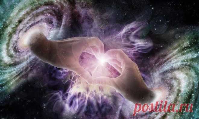 На небе ещё не родившись, мы что-то друг другу шептали.
Я буду искать тебя, слышишь? Но как тебя я узнаю?
Быть может по шуму моря. А может, по звёзд мерцанью,
По песням ветров на просторе, по звуку шагов, по молчанью...