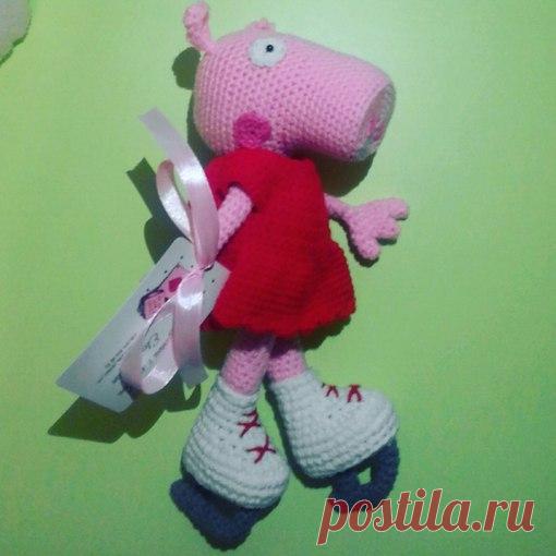Мягкая игрушка Свинка Пеппа на коньках выполнена на заказ

Ручная работа: выполнена крючком; 
Размер:28 см
Материалы: детский гипоаллергенный акрил- холлофайбер; 
Рекомендована деткам от 3х лет, т.к. содержит пришивные бусины; 
Деликатная стирка, горизонтальная сушка 
Связана с любовью; 
Цена: 200 грн 
Пересылка: 