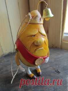 Может самостоятельно стоять на ножках, есть петелька и шнурочек для подвешивания, ручки и ножки на проволочном каркасе, ручки болтаются. Внутри - яйцо. Около 12 см