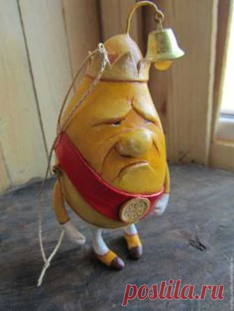 Может самостоятельно стоять на ножках, есть петелька и шнурочек для подвешивания, ручки и ножки на проволочном каркасе, ручки болтаются. Внутри - яйцо. Около 12 см