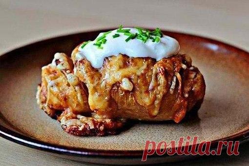 Запеченый картофель с сыром.

Обычный картофель можно приготовить так, что он не уступит лучшим гарнирам на праздничном столе.

Вам потребуется:

Картофель - 2 шт
Масло - 100 г
Сыр пармезан - 100 г
Растительное масло
Сливки (густые) - 60 мл
Твердый сыр - 60 г
Соль - по вкусу

Как готовить:

1. Возьмите 2 картофелины и хорошенько вымойте их.

2. Сделайте надрезы (не до конца).

3. Нарежьте сыр пармезан и масло небольшими кусочками, и вложите в картофель чередуя сыр и масло....