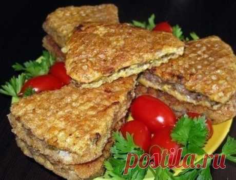 Треугольные котлетки 
Ингредиенты: 
-Вафельные коржи 
-Фарш 
-Лук репчатый 
-Зелень 
-Специи 
-Яйца 
Приготовление: 
Тут главное, действительно найти коржи, а дальше все просто и можно импровизировать (мясо, курица, рыба). Готовьте фарш, как любите, я люблю с травками, добавила репчатый лук (можно мелко порезать или через мясорубку), соль, перец, яйцо. Количество произвольное, если фарша мало, м