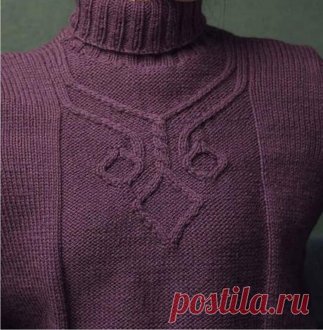 СВИТЕР ГЛУБОКОГО ЧЕРНИЛЬНОГО ЦВЕТА С ОРНАМЕНТАЛЬНЫМ УЗОРОМ НА ГРУДИ.
Схема орнамента интуитивно понятна. Пояснений к схеме на русском языке нет, но разобраться в ней несложно, потому что в орнаменте используются переплетения 1х2, 2х1, 2х2 и т.д., где по клеткам можно легко определить, какая петля должна быть провязана лицевой, а какая изнаночной.