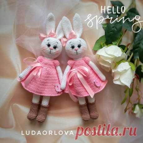 Платье для зайки. Описание вязания.
Автор: Людмила Орлова

Описание автора:

Платье съемное, застегивается сзади на две пуговки. Петли для пуговиц я не делала, а в качестве них использовала отверстие между двумя крайними столбиками с накидом. Для вязания зайки и платья я использовала пряжу Vita cotton Lira (60% хлопок, 40% акрил, 50г/150м) и крючок номер 2.
Итак, начнем: 
Верх платья вяжется поворотными рядами.
1р. набираем цепочку из 25 в.п.+1п.подъема
2р. 25сбн, 2в.п под...