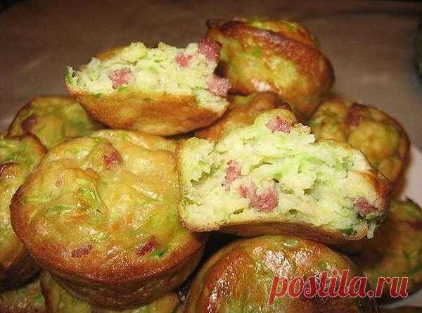 Кабачковые кексы :чудо, как хороши! Кабачковые кексы — это блюдо сразу стало любимым в моей семье. Считаю его больше закуской, чем вторым блюдом, хотя можно подать и на гарнир.Ингредиенты:кабачки — 300 гмука — 2/3 стаканаяйца — 2 шт.разрыхлитель — 1,5 ч...