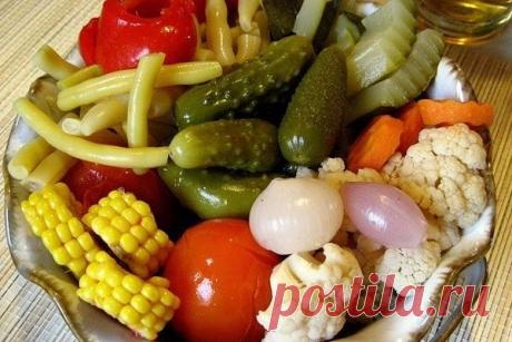 Овощное ассорти, маринованное в уксусе с пряностями