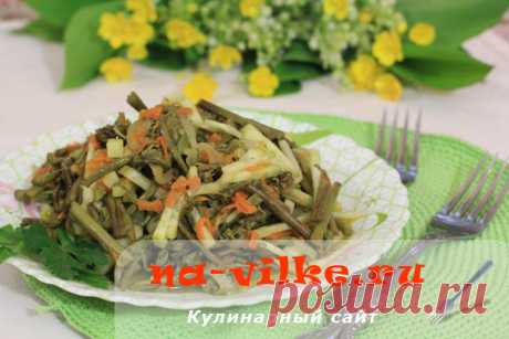 Салат из папоротника - рецепт с фото Вкусные и нежные молодые побеги папоротника являются деликатесом. Помимо того, что папоротник (как его листья, так и корневища) применяют в нетрадиционной медицине, из него любят готовить разнообразные блюда.