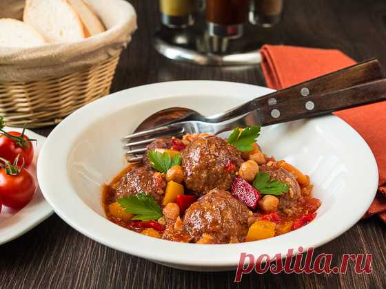 Восхитительное овощное рагу с фрикадельками.