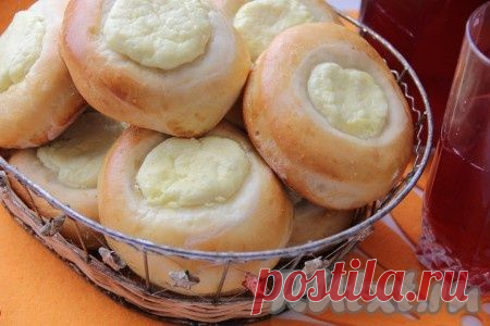 Дрожжевые ватрушки с творогом