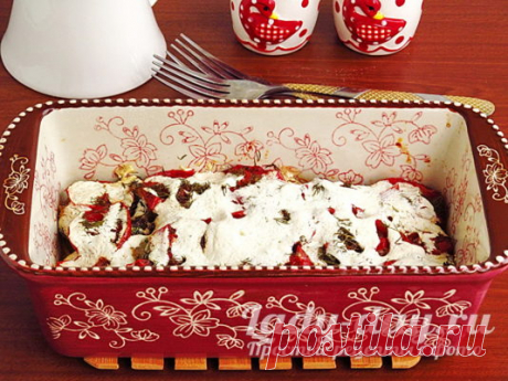 Кабачки с помидорами, луком и сметаной в духовке